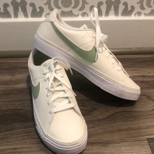 New Nike Women’s Court Legacy